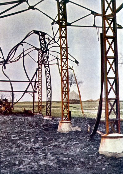 Gebogen stalen balken van een afgebrand gebouw in de stad Étrepilly ten noorden van Meaux tijdens de Slag om de Marne ten oosten van Parijs, september 1914 door Jules Gervais Courtellemont